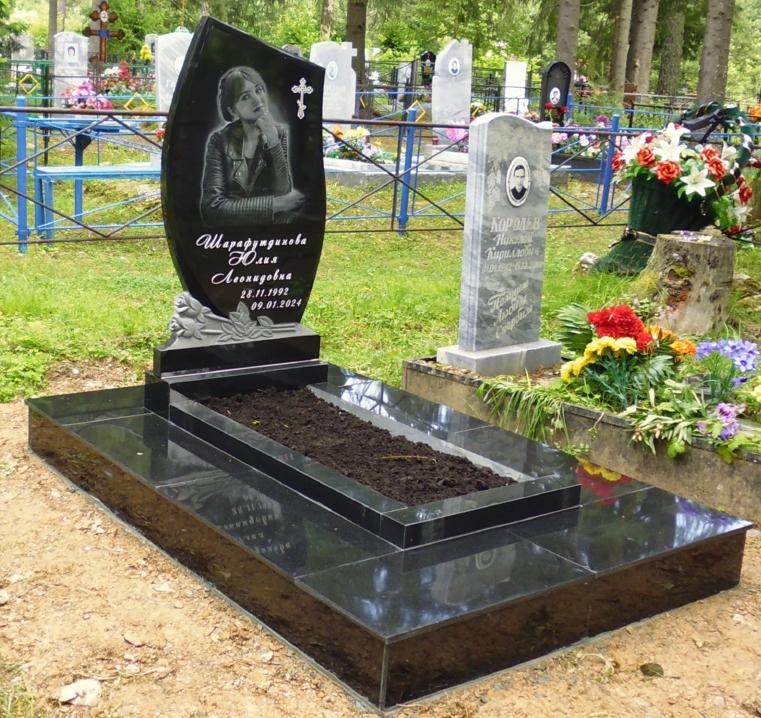 Гранитный памятник с гравировкой