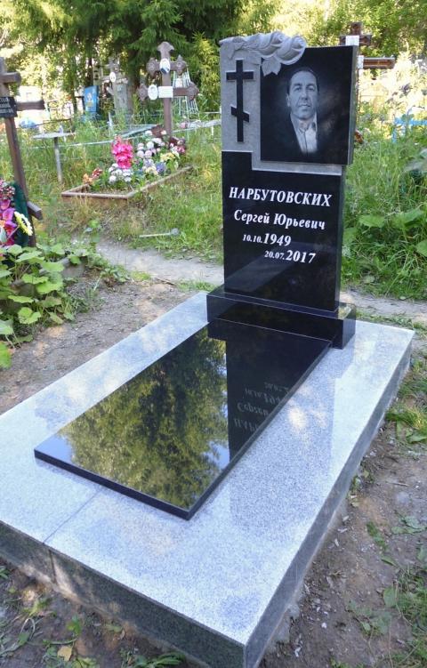 Памятник с цветником